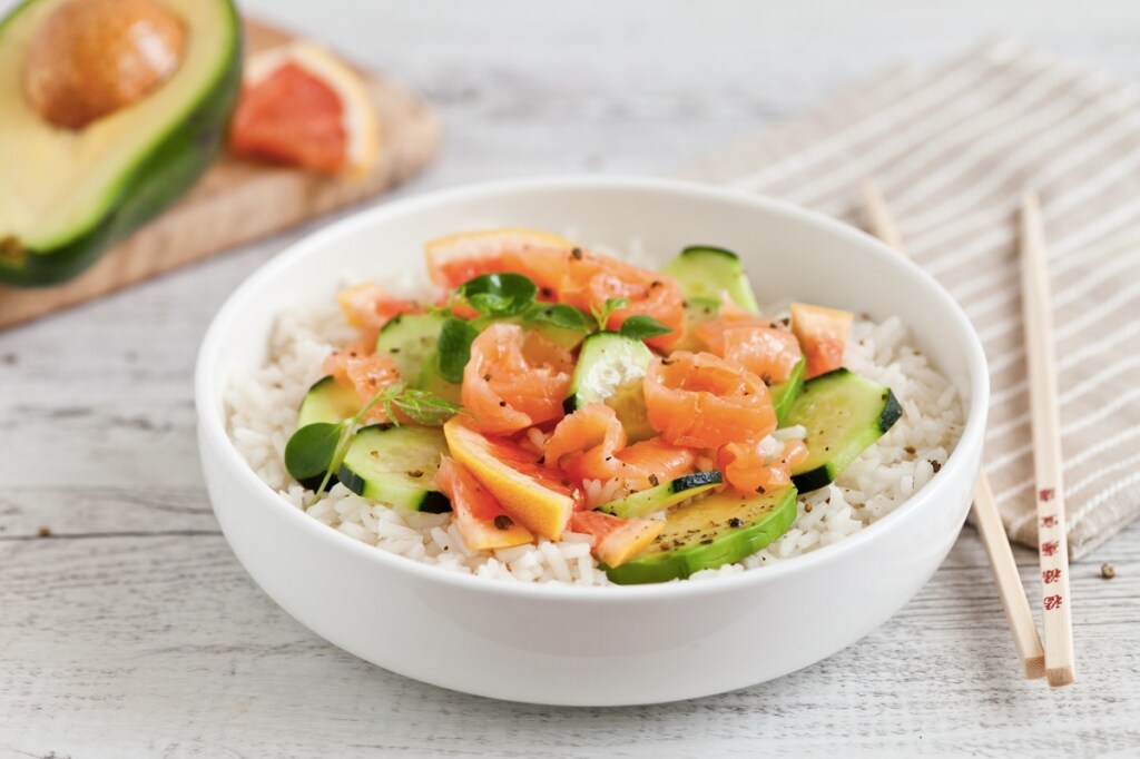 Insalata di riso con salmone, avocado, pompelmo rosa e cetriolo 