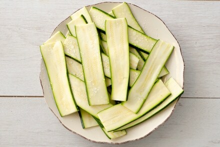 Preparazione Zucchine impanate ripiene al formaggio - Fase 1