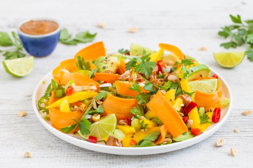 Insalata di avocado, mango e carote