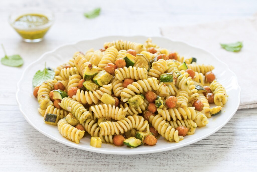 Insalata di pasta con zucchine, ceci e pesto