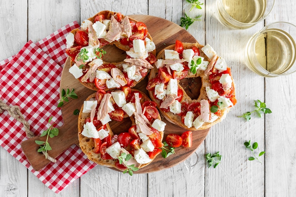 Ricetta Friselle Con Mozzarella Pomodorini E Tonno Cucchiaio D Argento