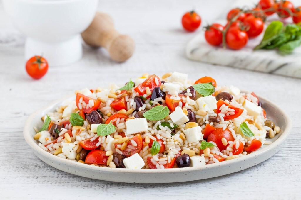 Insalata di riso con pomodorini, feta e olive