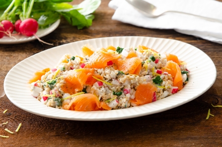 Preparazione Insalata di avena, salmone e ravanelli - Fase 4 Preparazione Insalata di avena, salmone e ravanelli - Fase 4