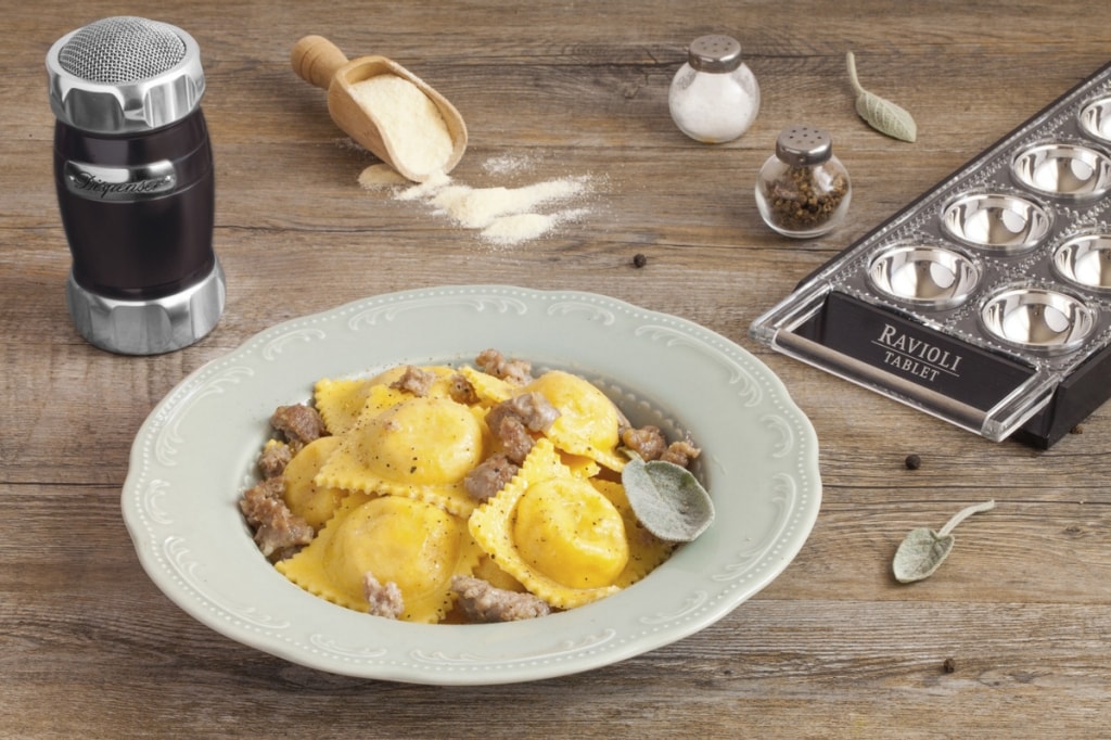 Ricetta Ravioli Ripieni Di Patate Zafferano E Provola Con Salsiccia