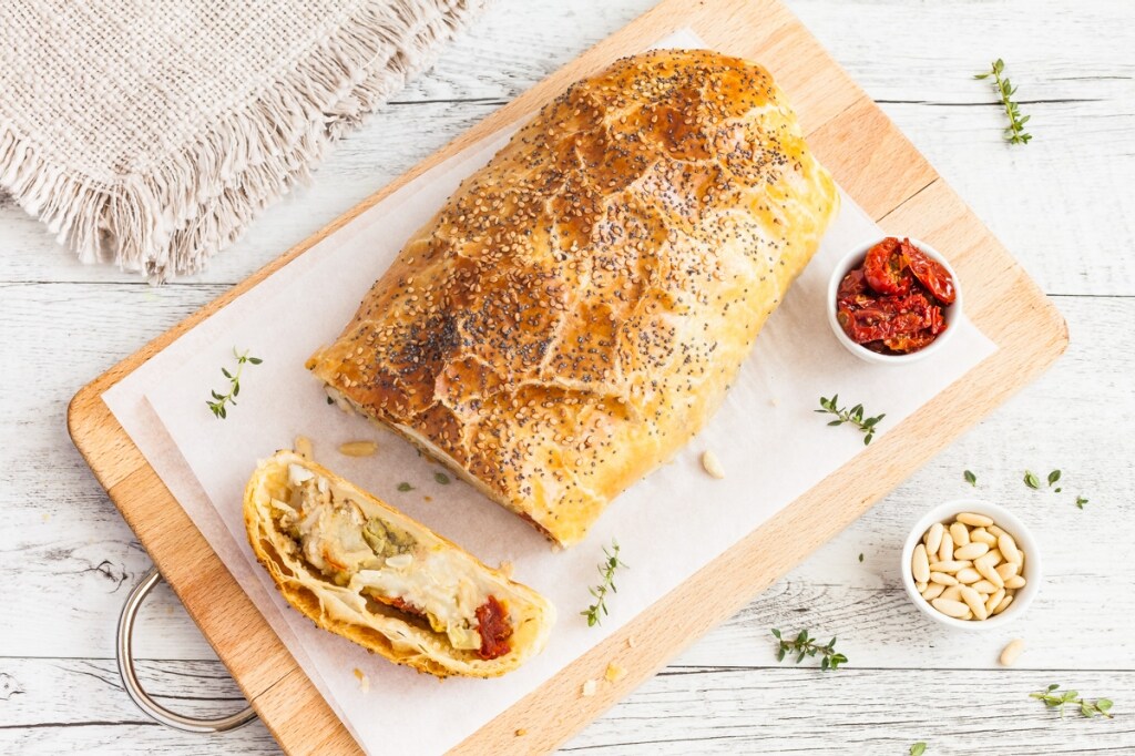 Ricetta Strudel salato con mozzarella, funghi porcini e ...