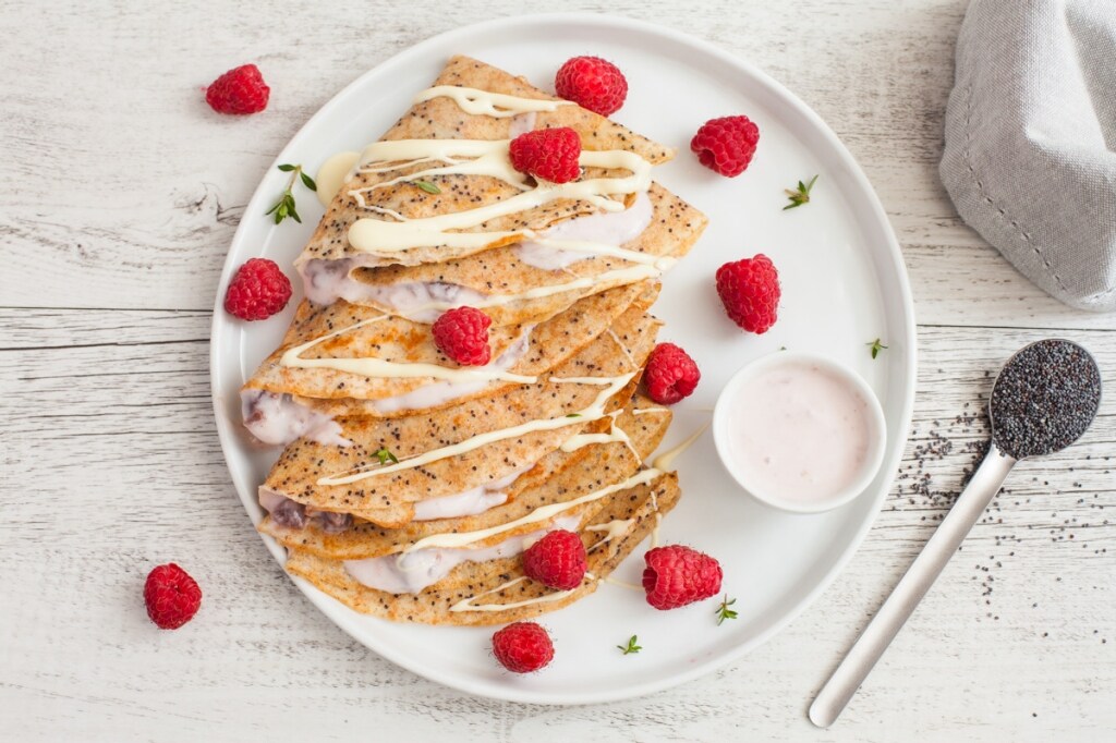 Crepes integrali ai semi di papavero con yogurt alla fragola 