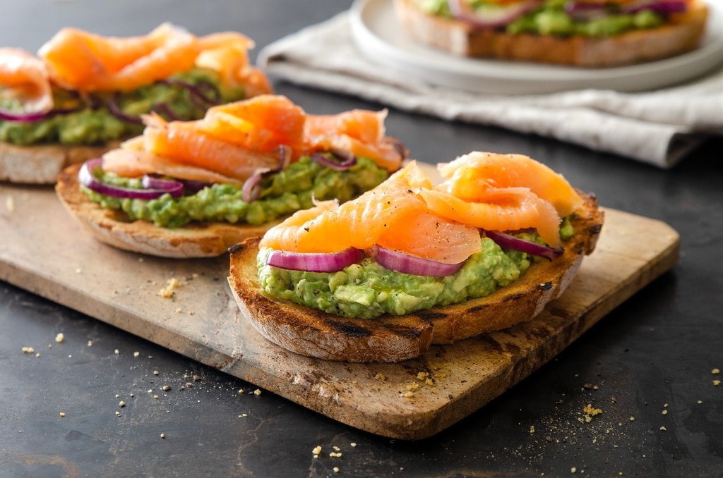 Ricetta Avocado toast al salmone - Cucchiaio d'Argento