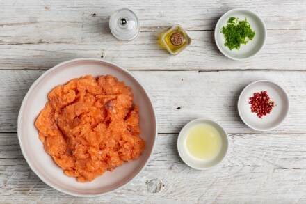 Preparazione Fishburger di salmone al lime e pepe rosa  - Fase 1