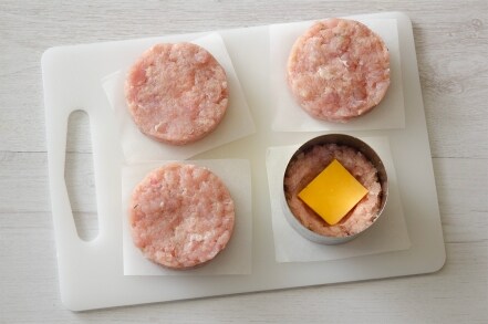 Ricetta Hamburger di tacchino marinato al lime con cuore filante di cheddar  - Cucchiaio d'Argento