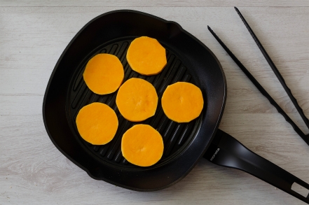 Preparazione Millefoglie di zucca grigliata con burrata e nocciole - Fase 1 Preparazione Millefoglie di zucca grigliata con burrata e nocciole - Fase 1