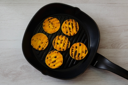 Preparazione Millefoglie di zucca grigliata con burrata e nocciole - Fase 1 Preparazione Millefoglie di zucca grigliata con burrata e nocciole - Fase 1