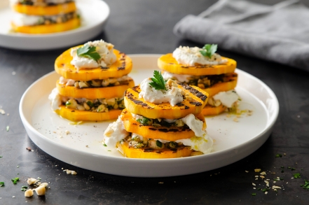 Preparazione Millefoglie di zucca grigliata con burrata e nocciole - Fase 3 Preparazione Millefoglie di zucca grigliata con burrata e nocciole - Fase 3