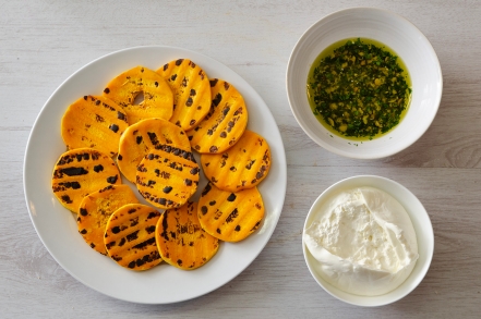 Preparazione Millefoglie di zucca grigliata con burrata e nocciole - Fase 2 Preparazione Millefoglie di zucca grigliata con burrata e nocciole - Fase 2