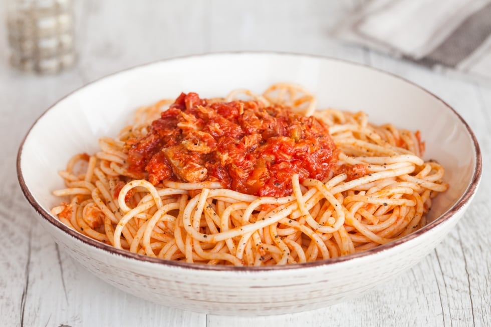 spaghetti di riso al tonno e olive senza glutine e latticini