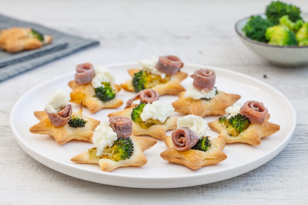 Stelline di pasta sfoglia con broccoli, bufala e acciughe del Cantabrico