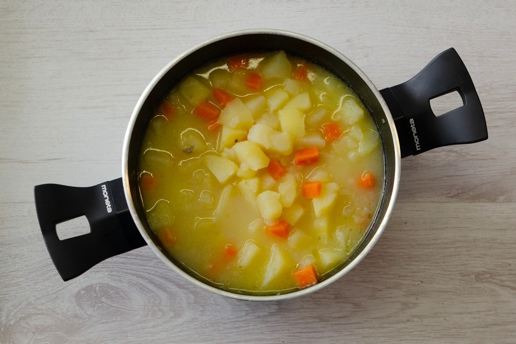 Ricetta Vellutata di patate allo zafferano con gamberoni bardati -  Cucchiaio d'Argento