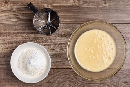 Preparazione Ciambella senza burro ai mirtilli - Fase 1 Preparazione Ciambella senza burro ai mirtilli - Fase 1