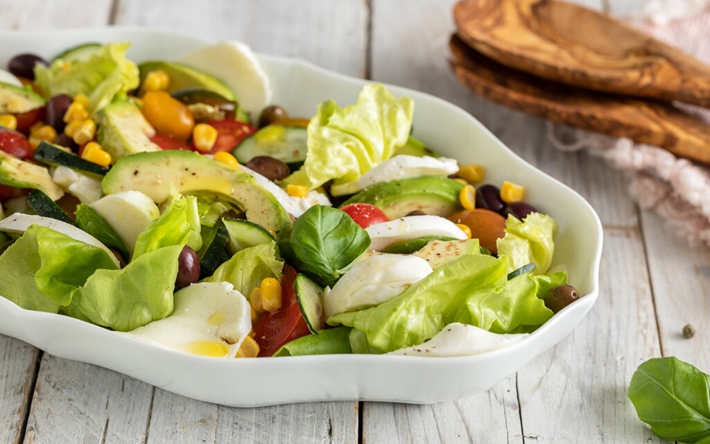 Ricetta Insalata estiva con mozzarella, pomodori e avocado ...