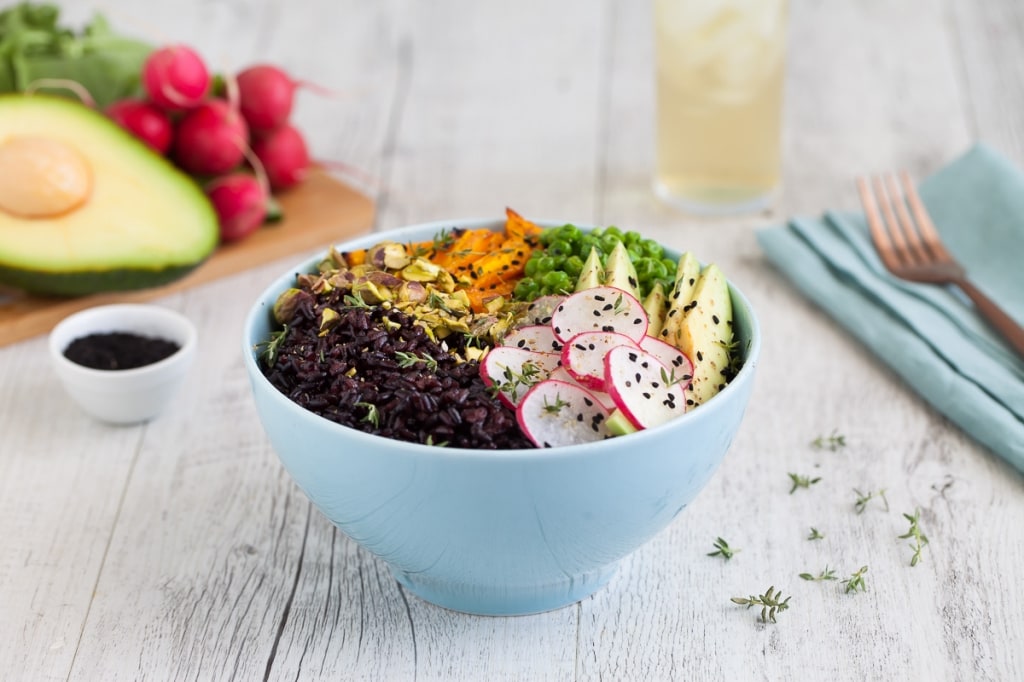 Ricetta Buddha Bowl Di Riso Nero Avocado E Carote Arrostite Cucchiaio D Argento