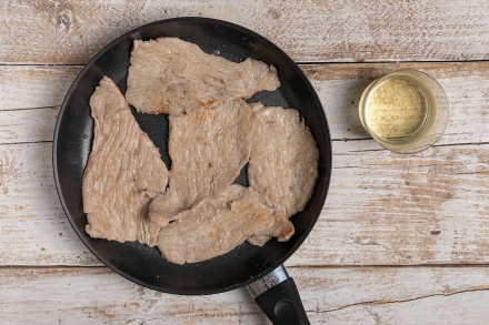 Preparazione Scaloppine al vino bianco - Fase 1 Preparazione Scaloppine al vino bianco - Fase 1