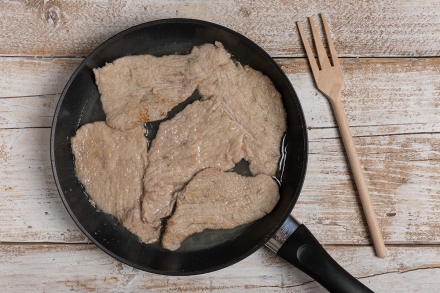 Preparazione Scaloppine al vino bianco - Fase 1 Preparazione Scaloppine al vino bianco - Fase 1