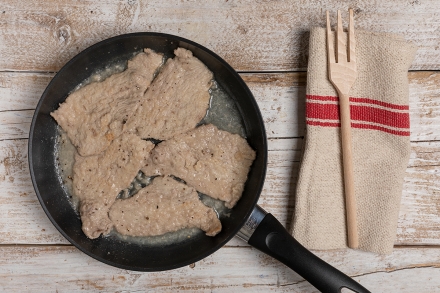 Preparazione Scaloppine al vino bianco - Fase 2 Preparazione Scaloppine al vino bianco - Fase 2