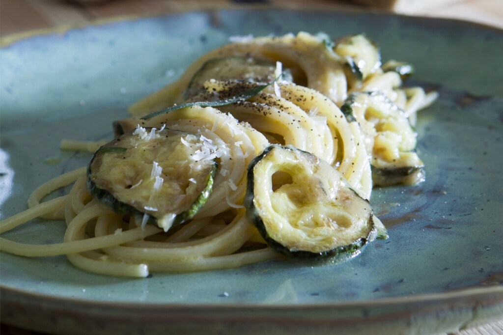 Spaghettoni con zucchine, peperoncino e dragoncello