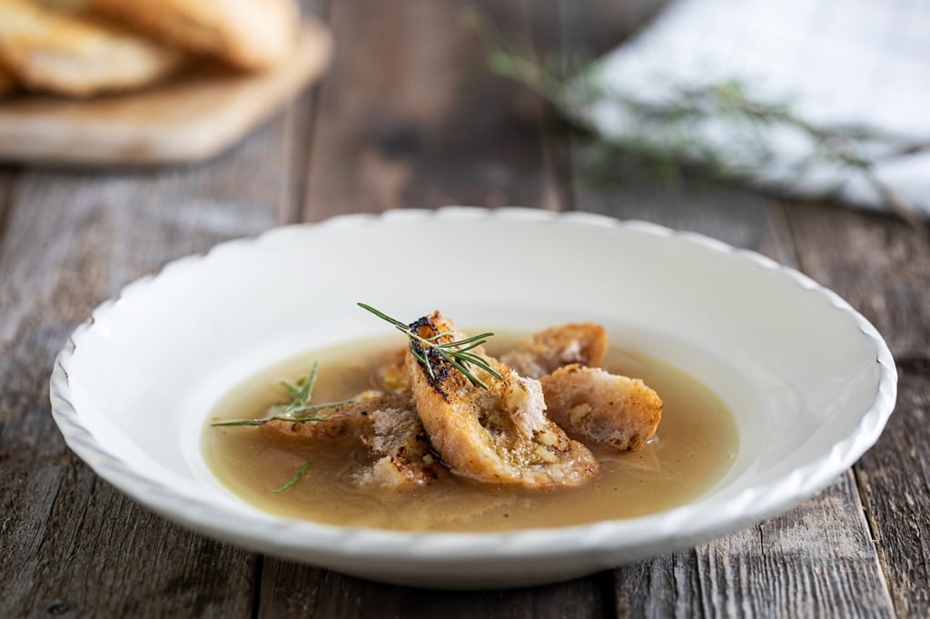 Brodo di funghi champignon