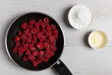 Preparazione Cake alle nocciole e lamponi - Fase 1