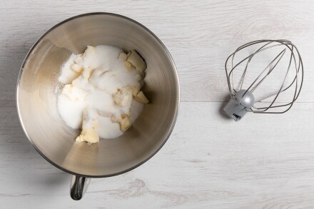 Preparazione Cake alle nocciole e lamponi - Fase 1