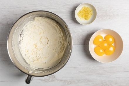 Preparazione Cake alle nocciole e lamponi - Fase 2