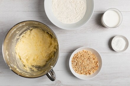 Preparazione Cake alle nocciole e lamponi - Fase 2