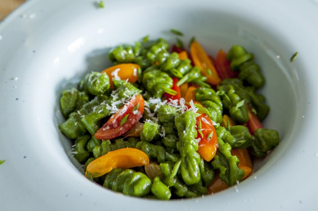  Gnocchetti verdi di semola con pomodorini gialli e rossi 