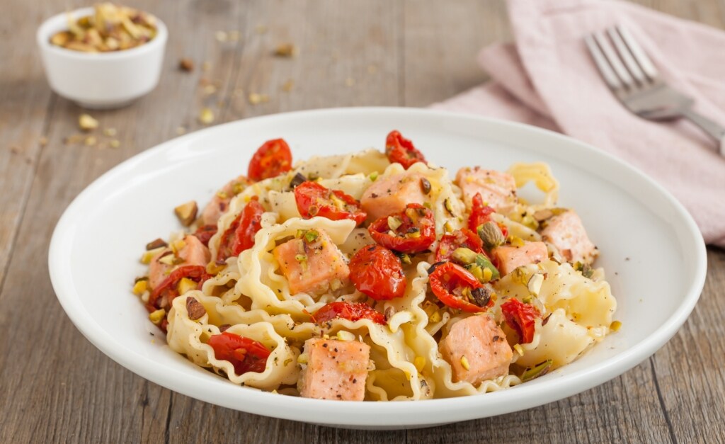 Reginette con salmone, pomodori secchi e pistacchi