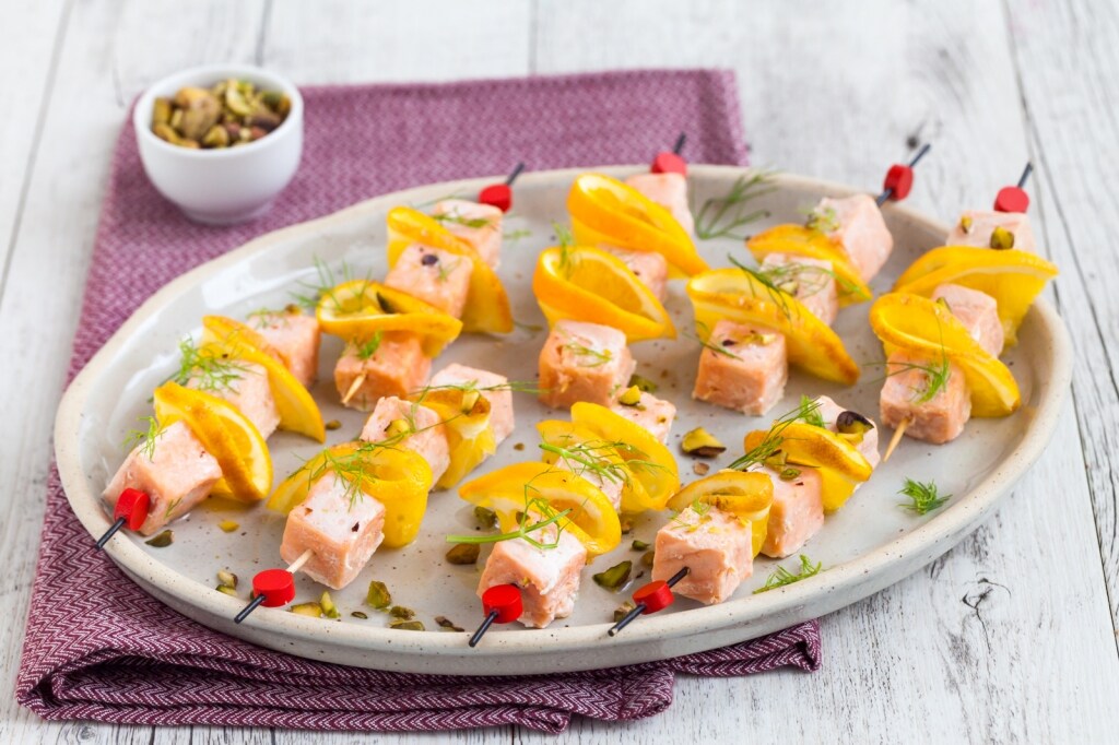 Ricetta Mini spiedini di salmone con arancia, finocchietto e pistacchi -  Cucchiaio d'Argento