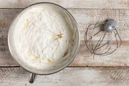 Preparazione Pandoro farcito con crema alla vaniglia e frutti di bosco - Fase 1