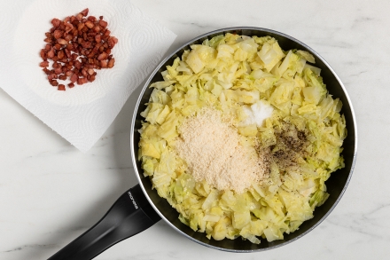 Preparazione Torta salata alla verza senza uova - Fase 2 Preparazione Torta salata alla verza senza uova - Fase 2