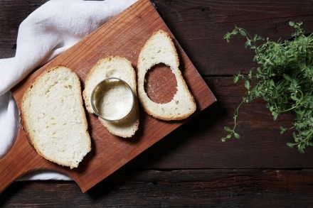 Preparazione Crostoni buonissimi con il pane raffermo - Fase 1