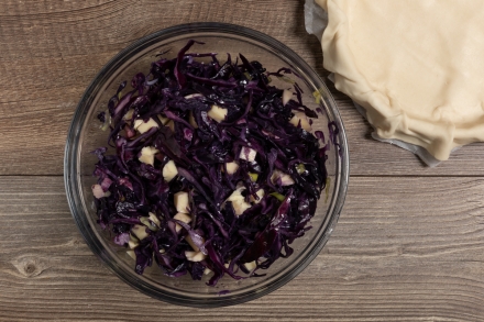 Preparazione Torta salata con cavolo viola e provola - Fase 3 Preparazione Torta salata con cavolo viola e provola - Fase 3
