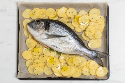 Preparazione Orata al forno con patate - Fase 2 Preparazione Orata al forno con patate - Fase 2