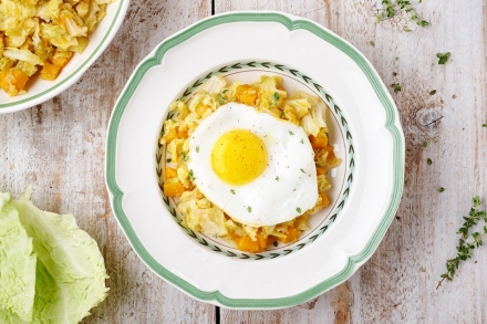 Ricetta Zucca e verza in padella con uovo al tegamino - Cucchiaio d'Argento