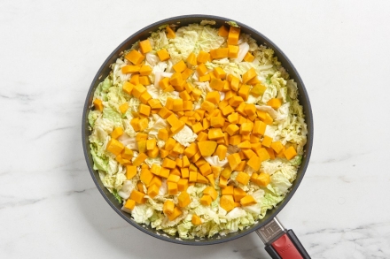 Preparazione Zucca e verza in padella con uovo al tegamino - Fase 2 Preparazione Zucca e verza in padella con uovo al tegamino - Fase 2