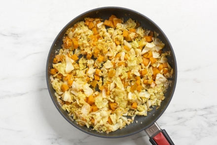 Preparazione Zucca e verza in padella con uovo al tegamino - Fase 2 Preparazione Zucca e verza in padella con uovo al tegamino - Fase 2