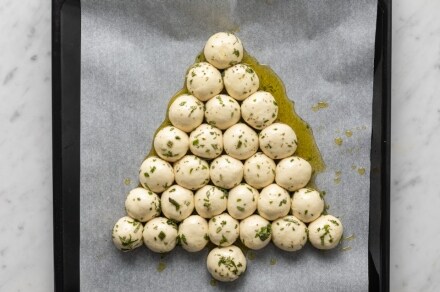 Preparazione Albero di Natale di pan brioche salato - Fase 4