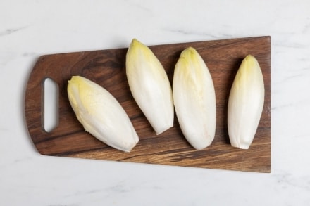 Preparazione Indivia in padella con pancetta e parmigiano - Fase 1