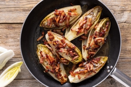 Preparazione Indivia in padella con pancetta e parmigiano - Fase 4