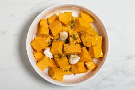 Preparazione Zucca arrostita con salsa allo yogurt e pinoli - Fase 1