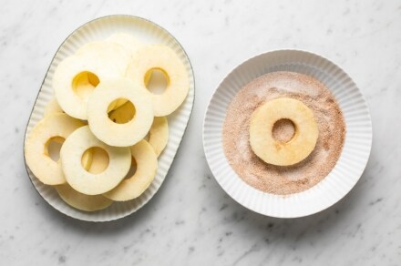 Preparazione Ciambelle di mele e pasta sfoglia - Fase 2