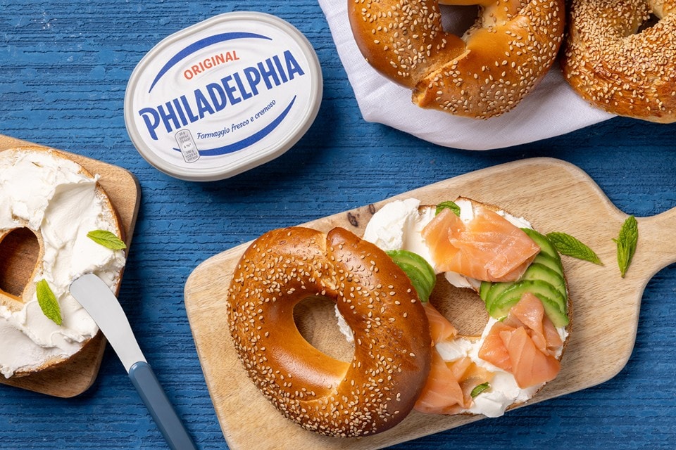 Bagel con Philadelphia, salmone e avocado ricetta