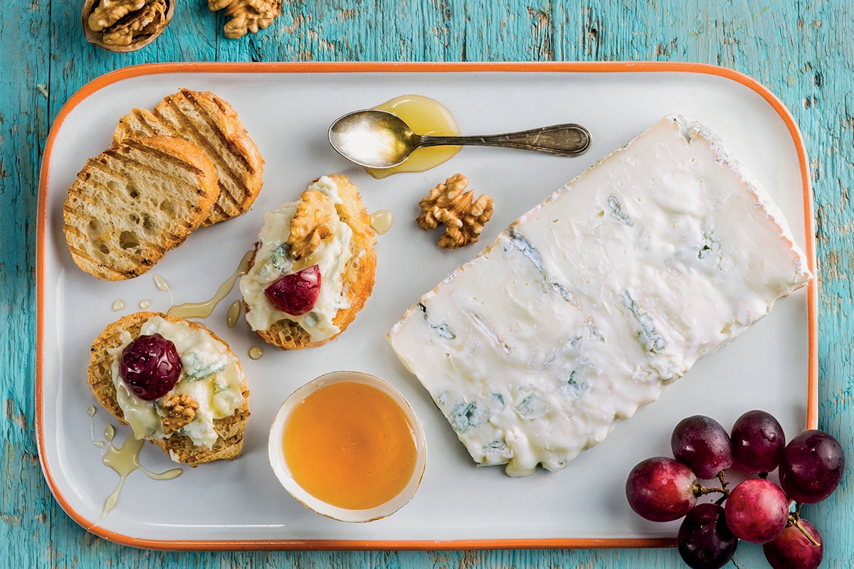 Tutto quello che devi sapere sul Gorgonzola: dove si produce, come si mangia e perché fa bene